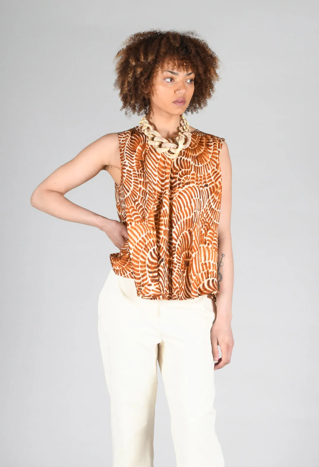 Sleeveless Blouse in Shell Print