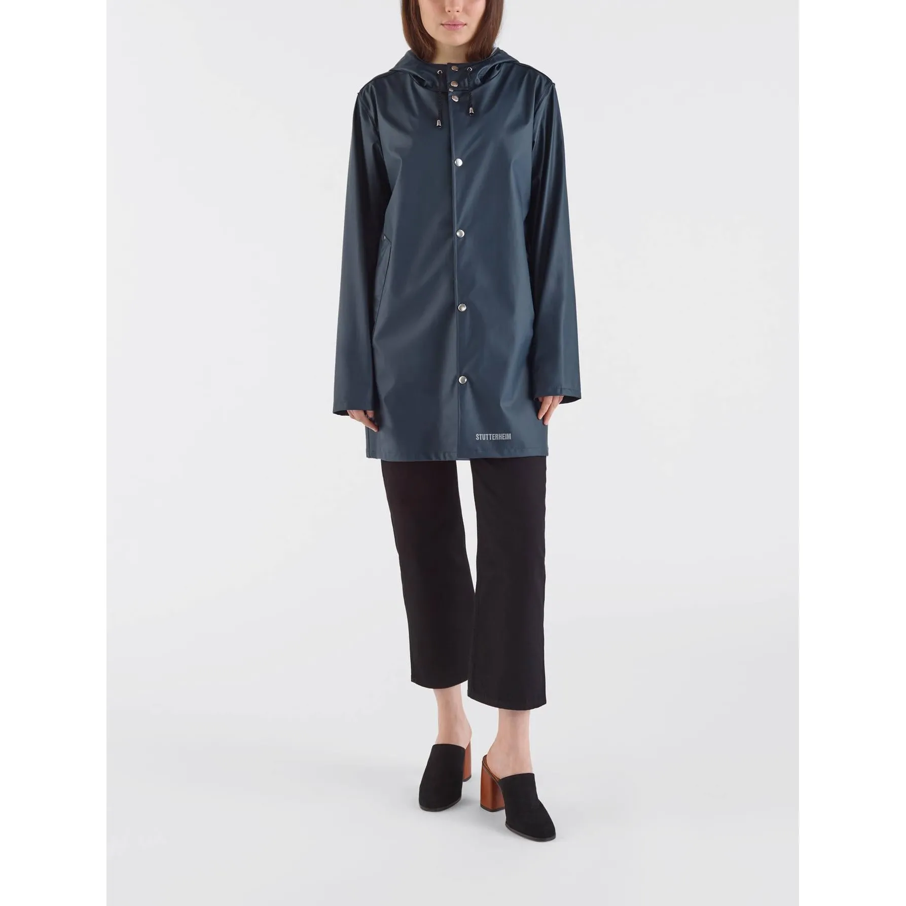 Stutterheim Stockholm Lightweight Raincoat Unisex Navy | Buy Stutterheim Stockholm Lightweight Raincoat Unisex Navy here | Outno