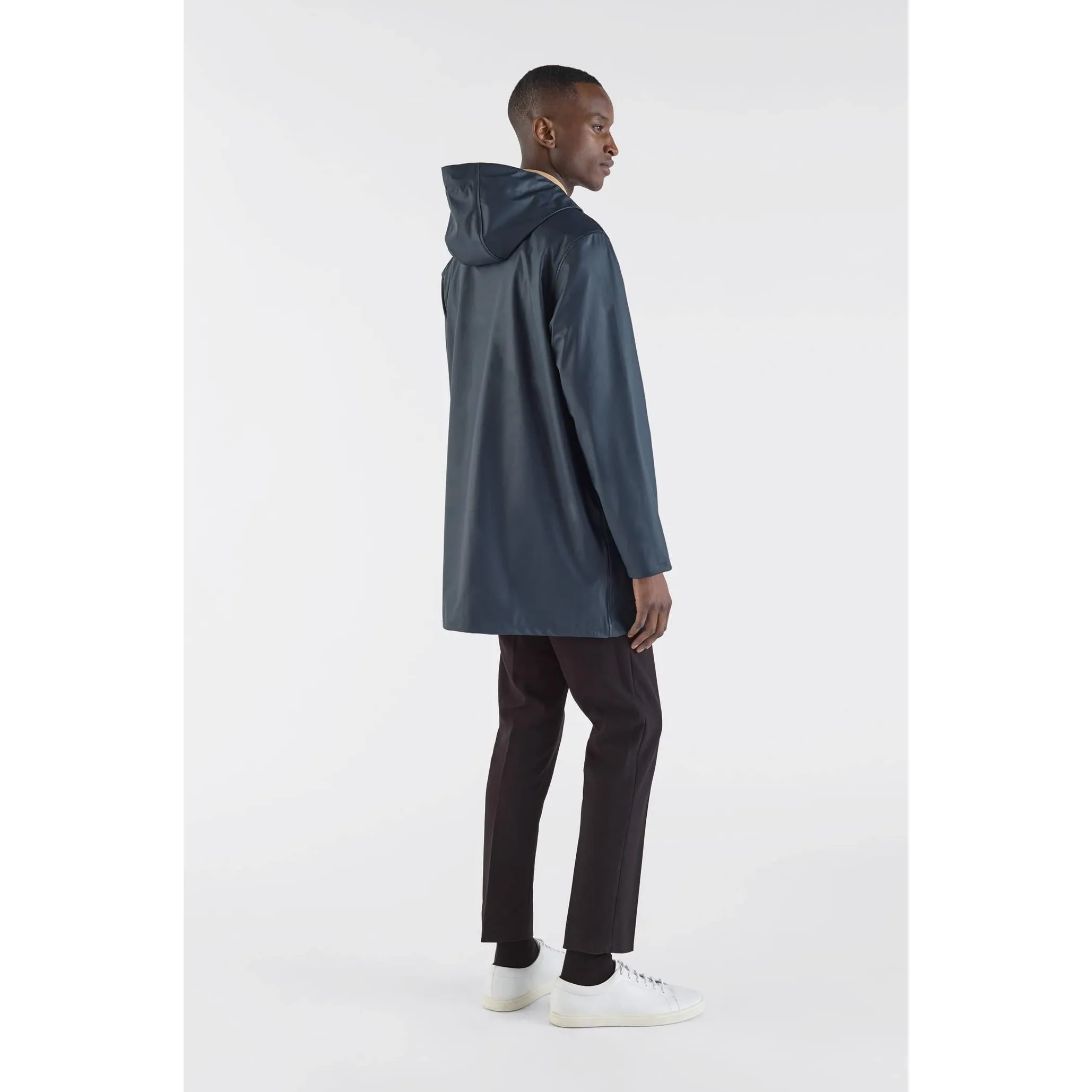 Stutterheim Stockholm Lightweight Raincoat Unisex Navy | Buy Stutterheim Stockholm Lightweight Raincoat Unisex Navy here | Outno