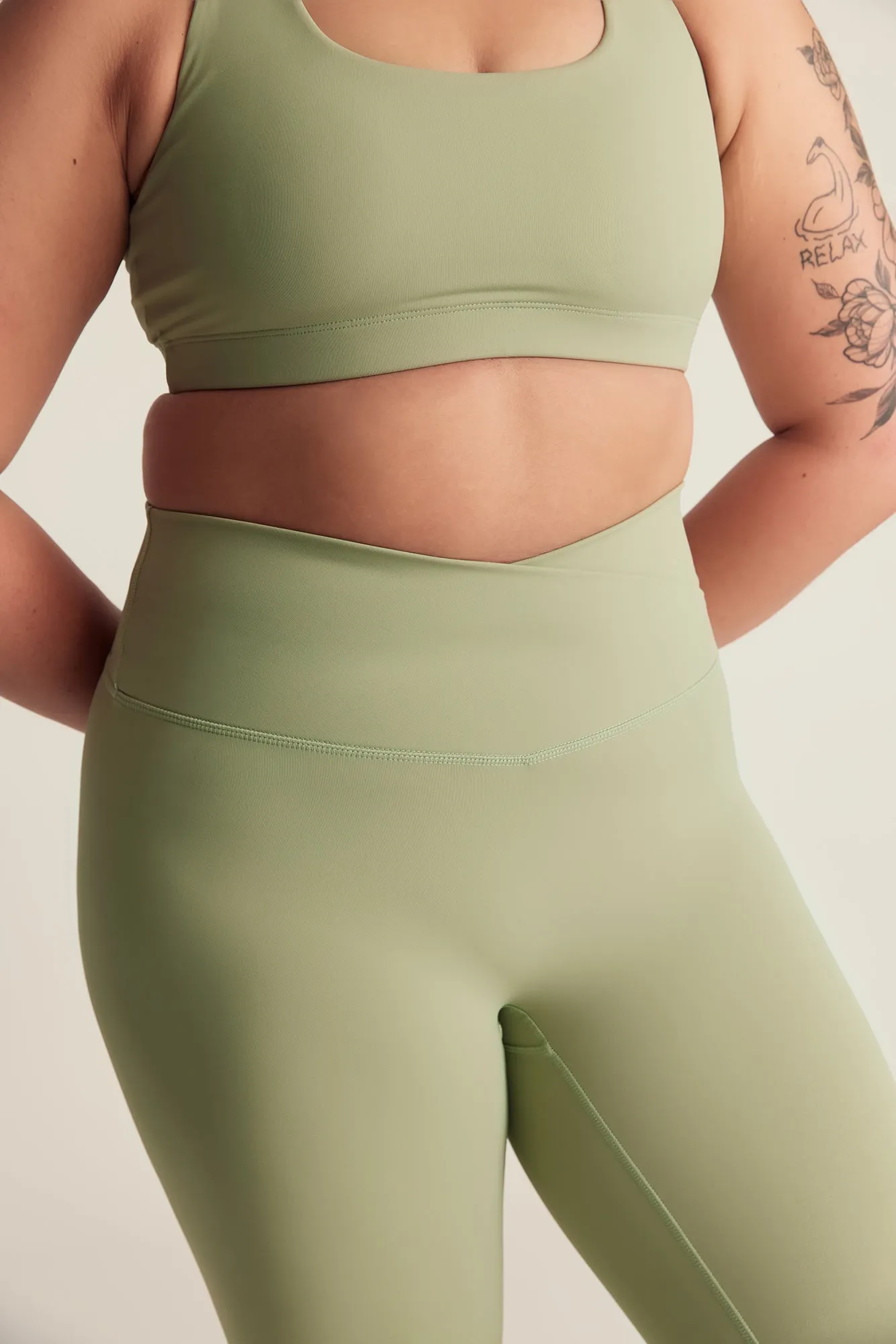 V Leggings (Full 24”) in Matcha Latte